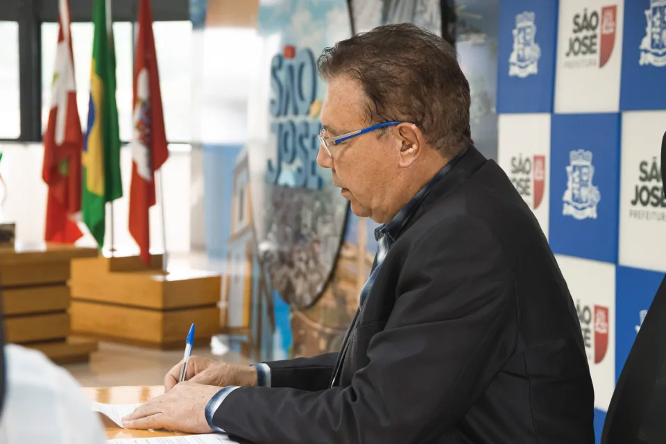 São José sanciona lei que proíbe conteúdos de cunho sexual e adultização precoce em atividades escolares