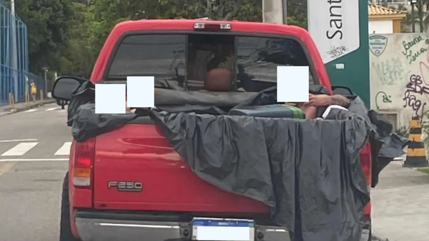 Condutor é flagrado transportando passageiros em piscina improvisada na caçamba de picape em Florianópolis – Foto: PMRv