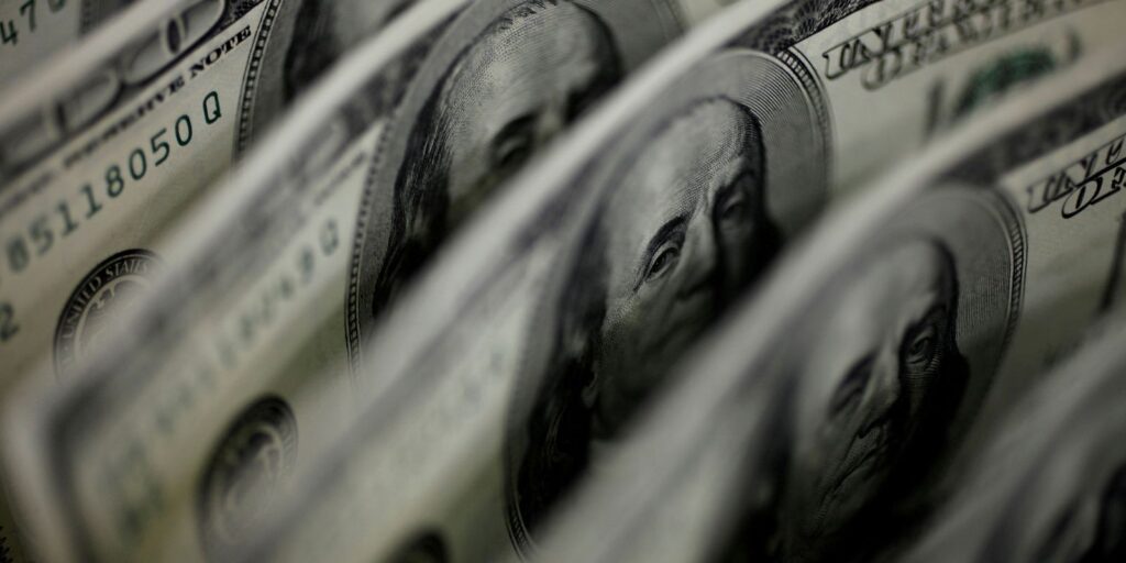 Ibovespa cai 2,68%, e dólar fecha em leve baixa a R$ 5,34