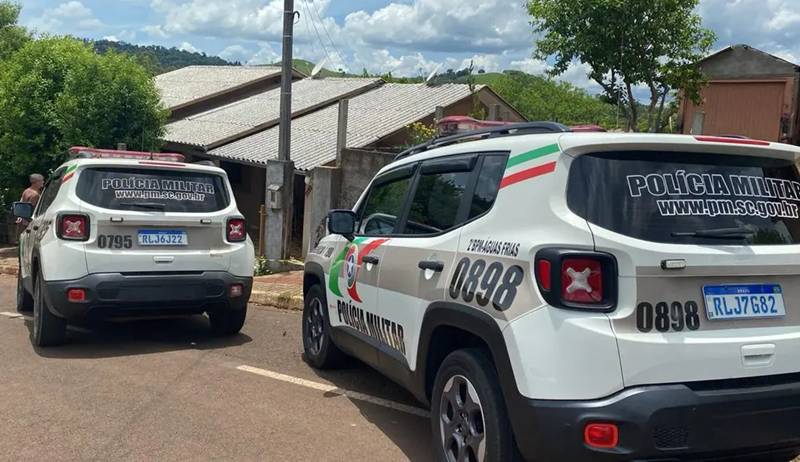 Homem mata esposa e filha a facadas e é morto em confronto com a PM em SC