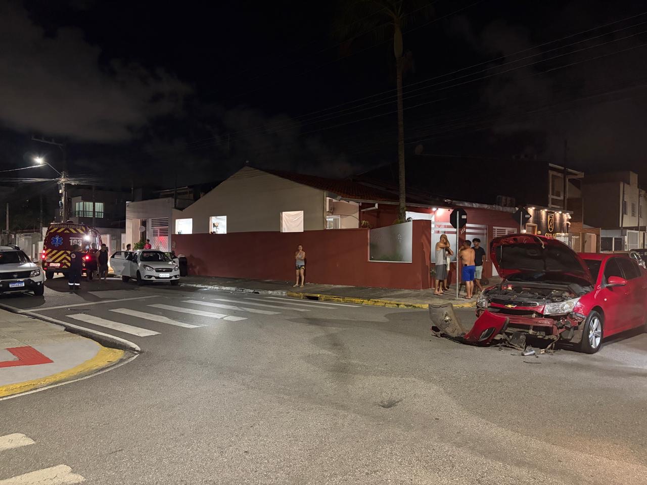Carro capota após batida em cruzamento e deixa mulher ferida em Camboriú