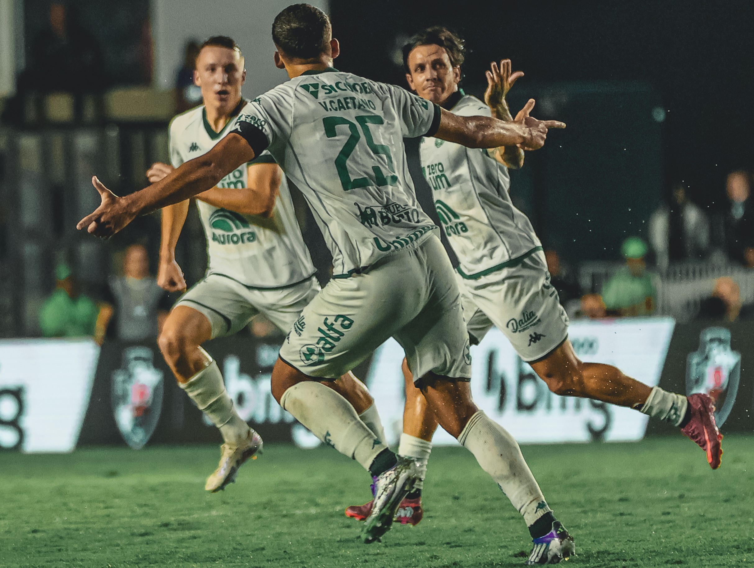 Chapecoense enfrenta o Coritiba no Brasileirão