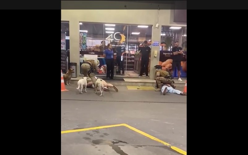 Vídeo: Policial derruba mulher no chão durante abordagem em posto de gasolina