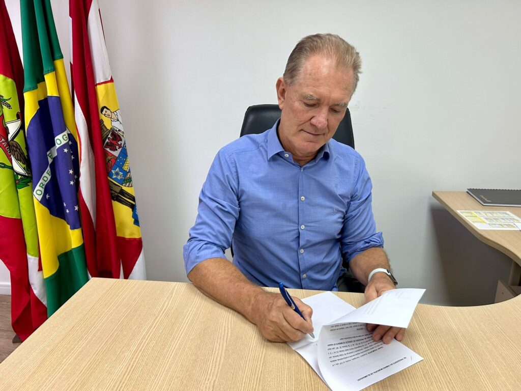 Ex-promotor Odair Tramontin protocola pedido de cassação contra vereador Almir Vieira em Blumenau