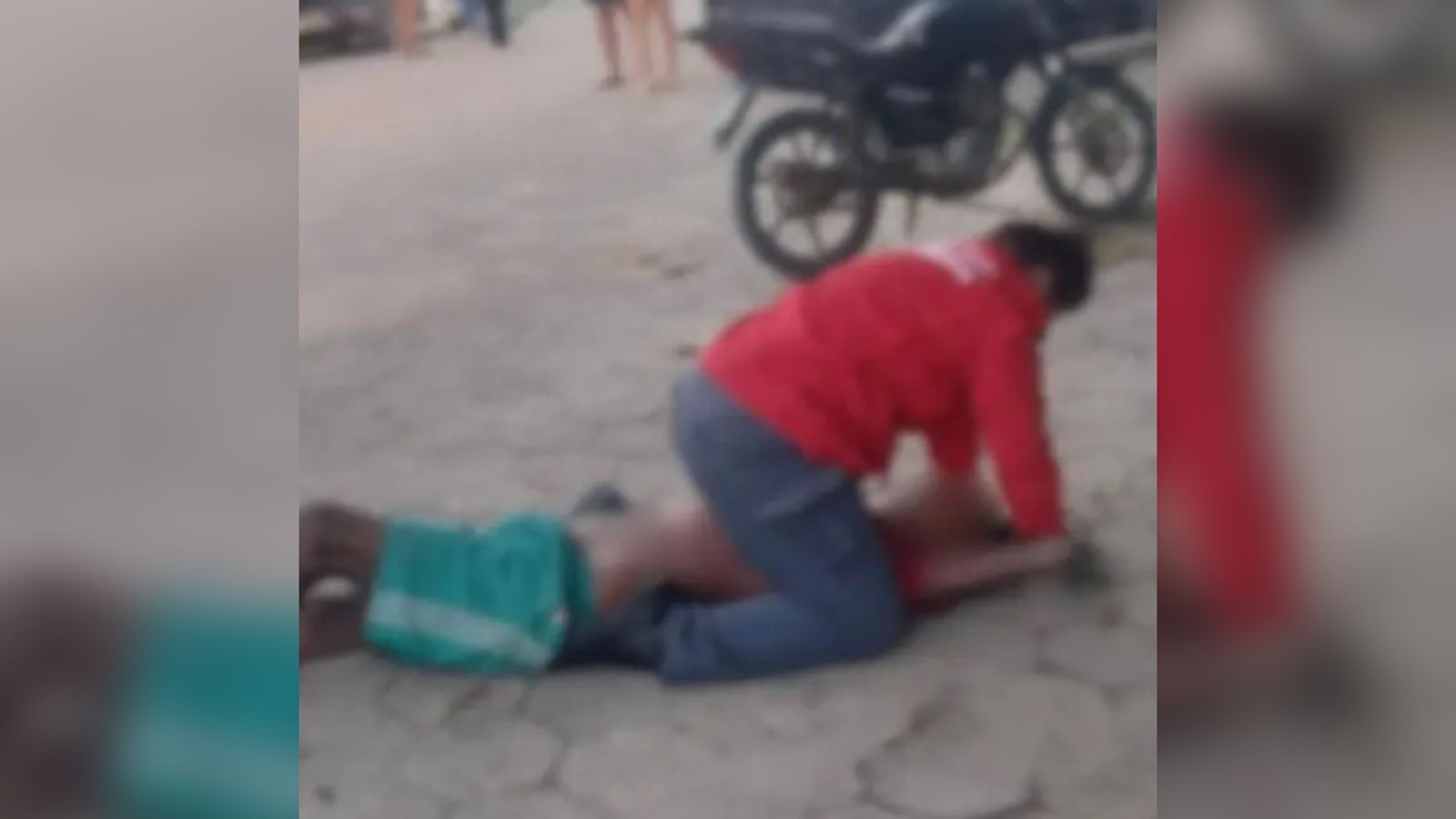 Bombeira usa técnicas de jiu-jitsu para conter homem após colega ser agredida em SC