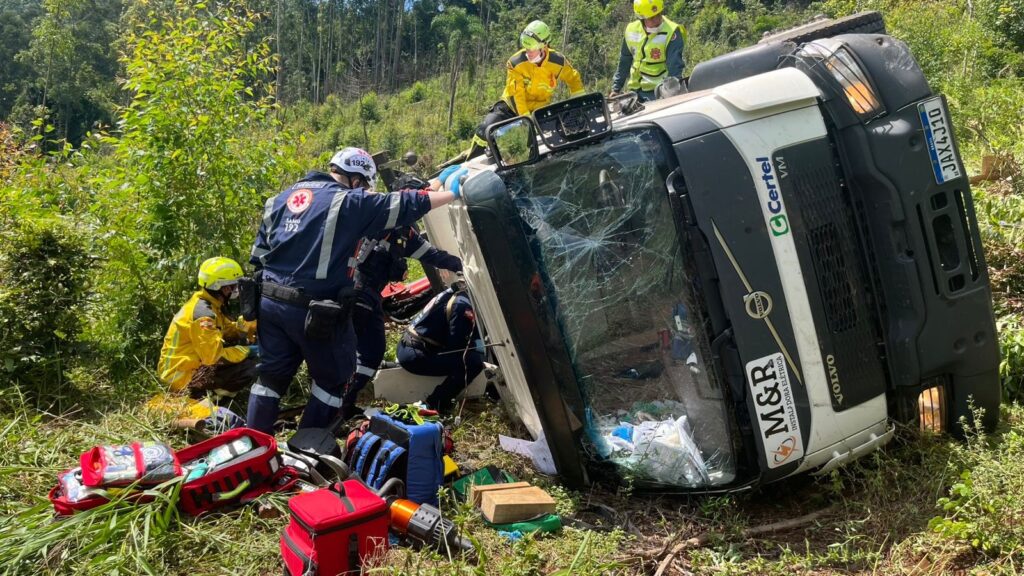 Caminhão sai da pista e despenca em ribanceira