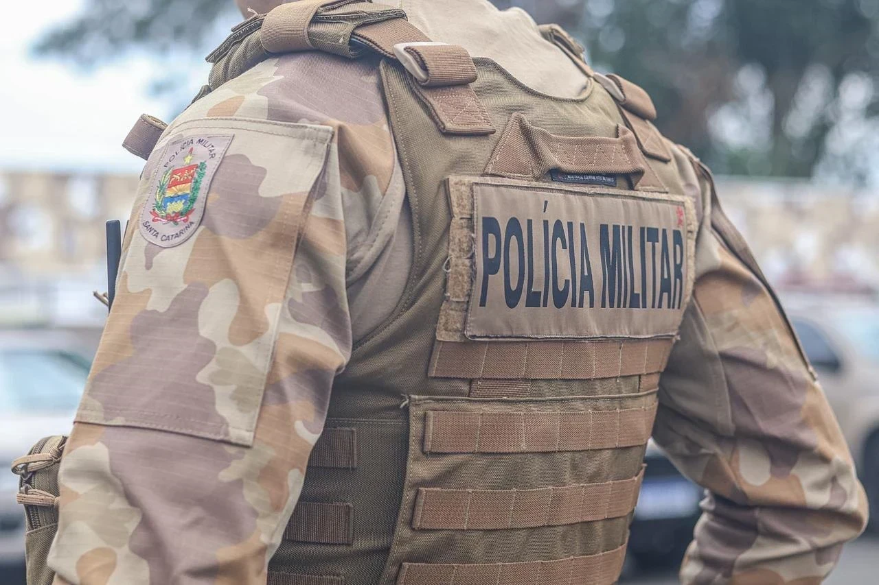 Embriagado, homem ameaça matar companheira e incendiar residência