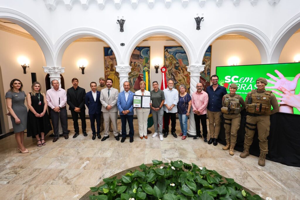 Governo do Estado lança o programa SC em Libras e amplia o acesso de pessoas surdas aos serviços públicos