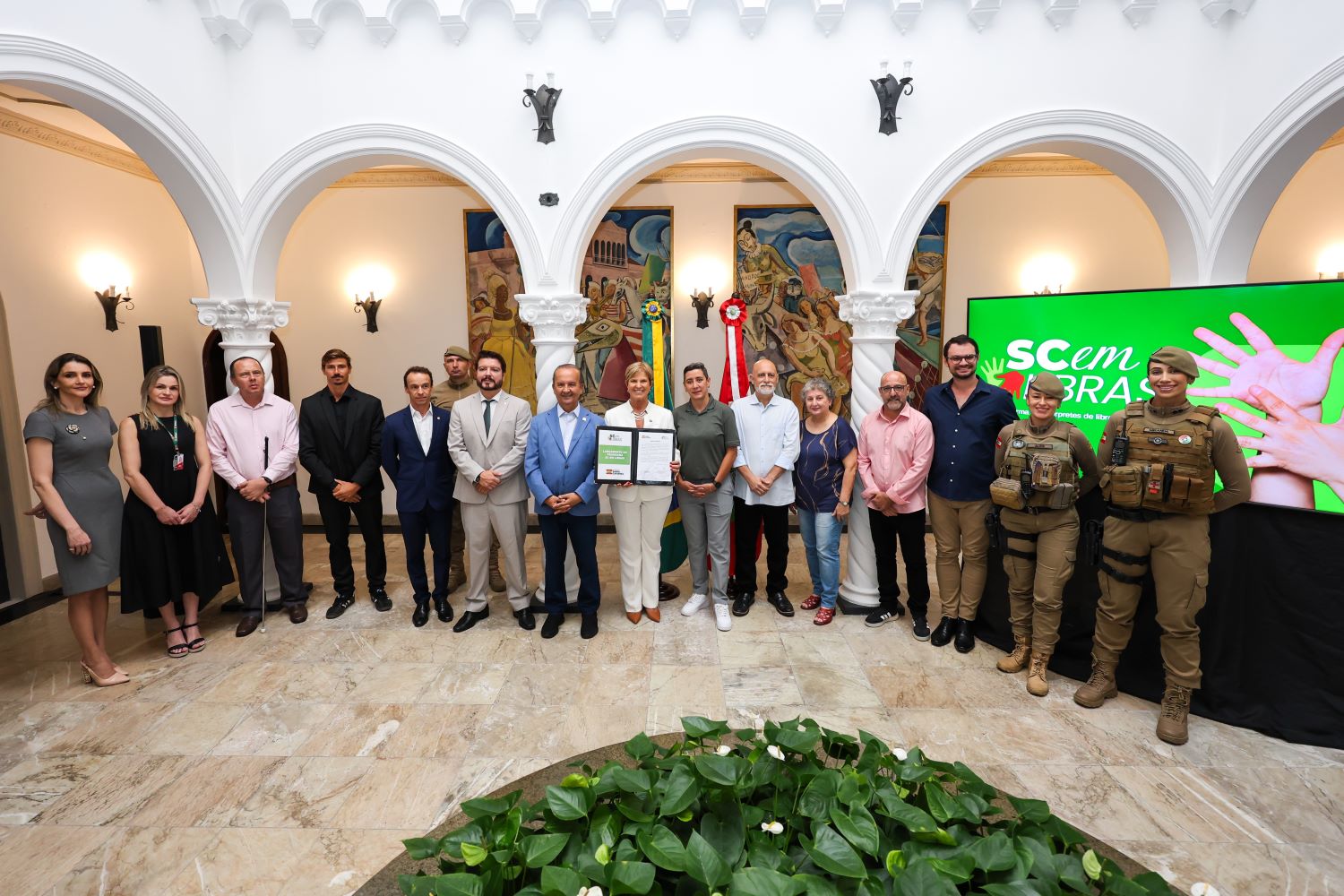 Governo do Estado lança o programa SC em Libras e amplia o acesso de pessoas surdas aos serviços públicos