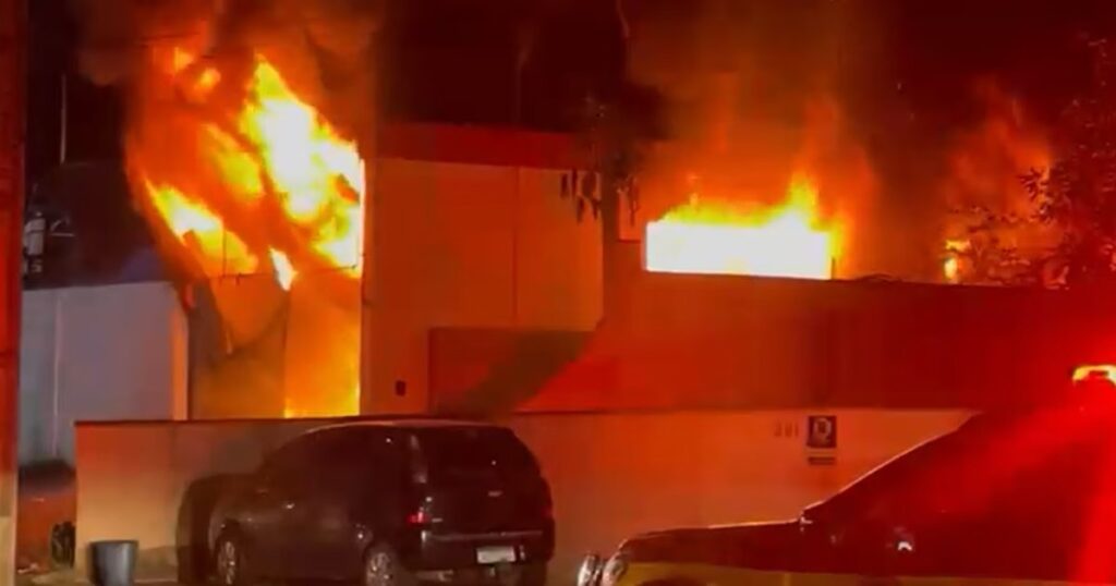 Incêndio consome residência em Blumenau e mobiliza bombeiros com 16 mil litros de água