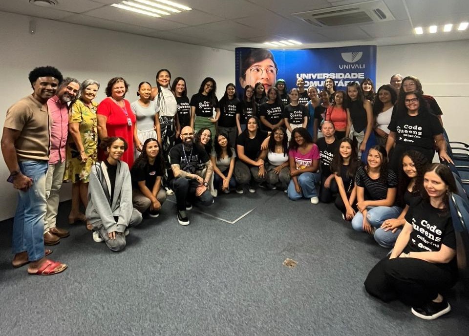 Meninas na Ciência: projeto ensina programação a estudantes da rede municipal de São José