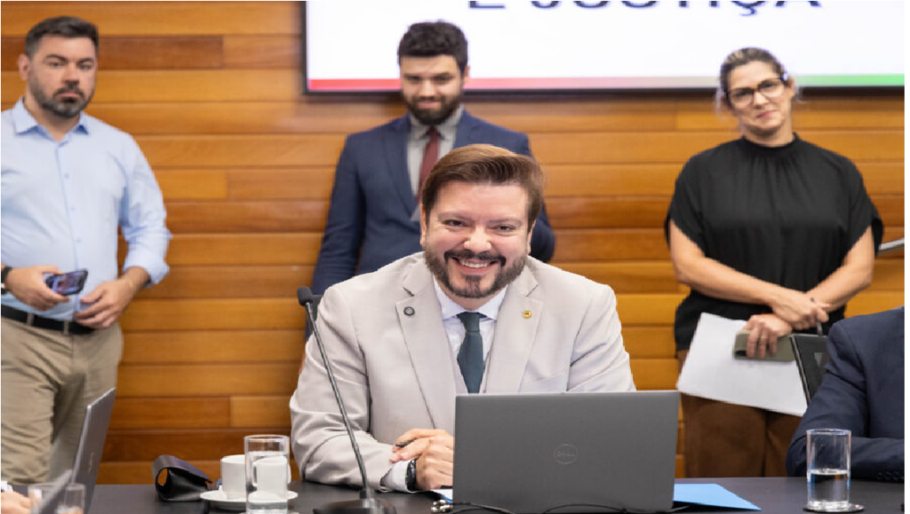 Alex Brasil avança com projeto que garante spray de defesa pessoal gratuito para mulheres em SC