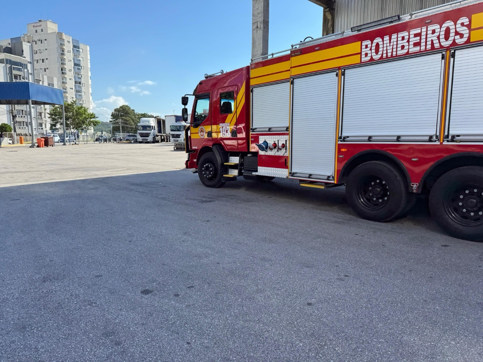 Trabalhador é prensado por estrutura metálica, sofre parada cardíaca e é levado em estado grave ao hospital em São José