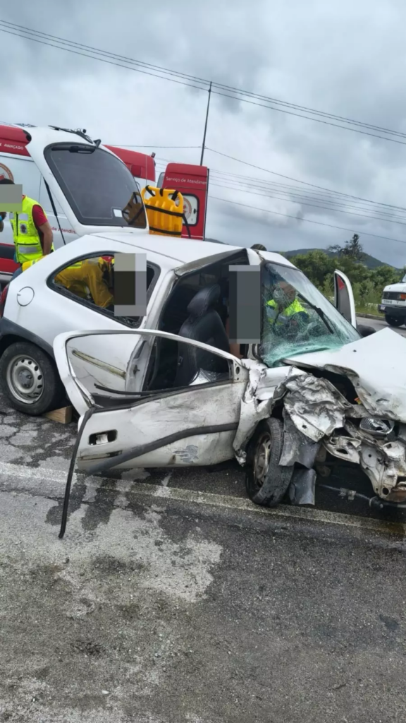 Mulher e criança são resgatadas após ficarem presas em carro destruído em acidente com caminhão na SC-281