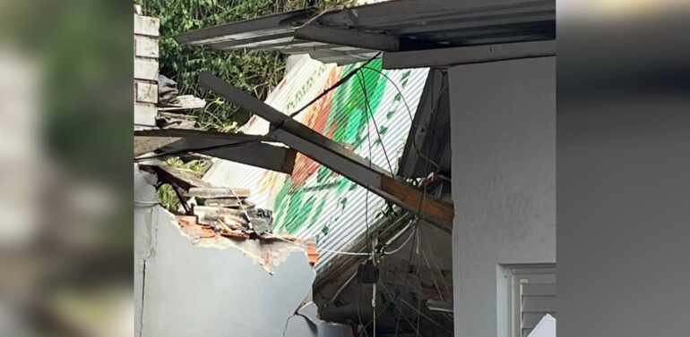 Caminhão e carro caem em ribanceira no Centro de Seara e motorista fica preso nas ferragens