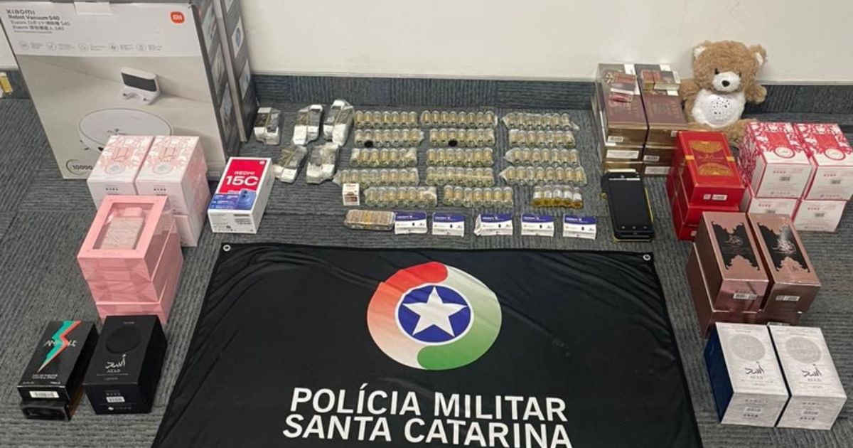 Cão farejador da PM encontra anabolizantes, eletrônicos do Paraguai e medicamentos irregulares com homem em Blumenau
