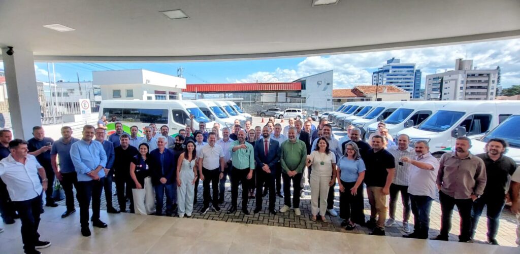 Estado entrega 12 vans para o transporte de pacientes a municípios catarinenses