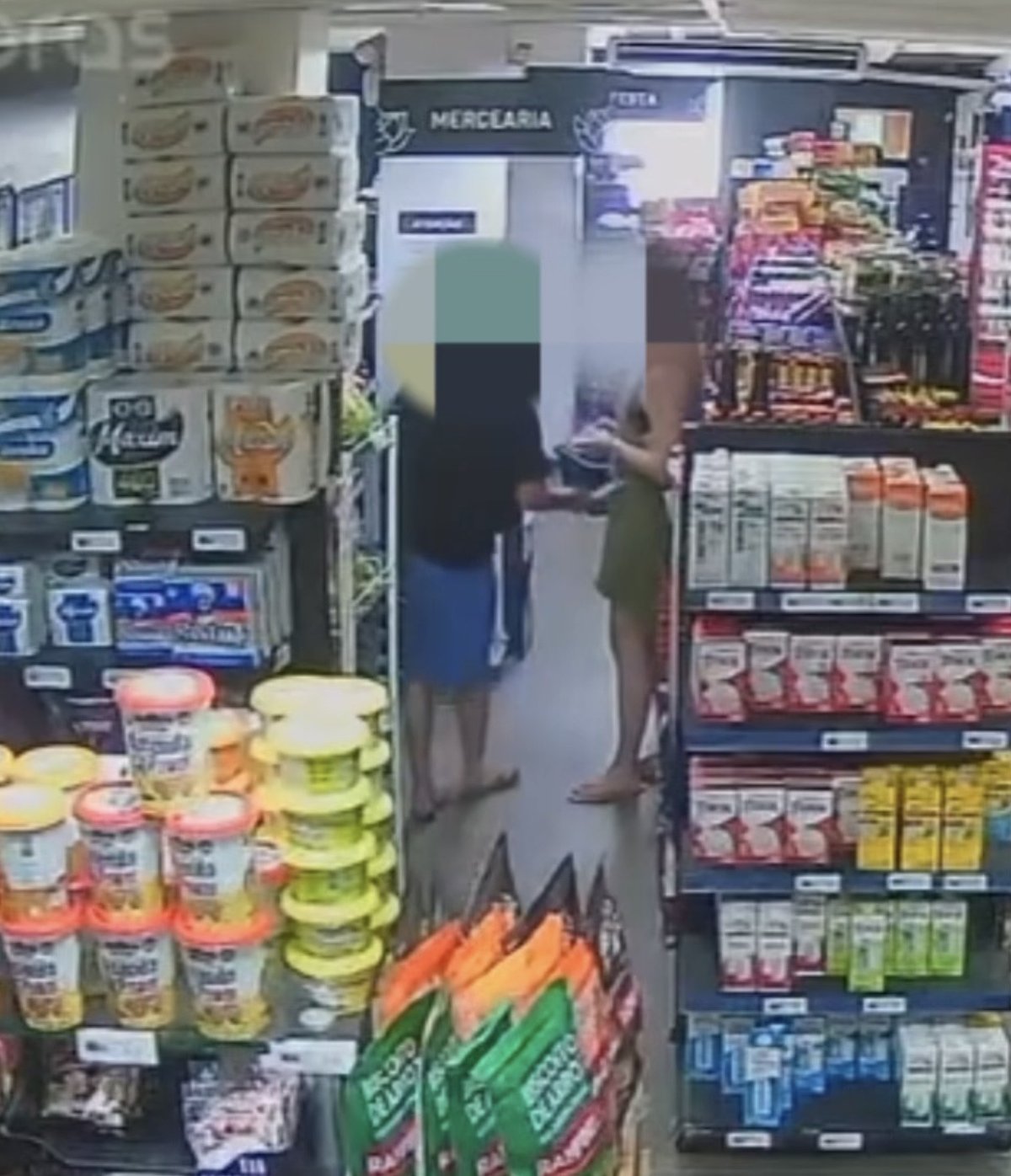 Estrangeira é atacada por jovem em surto psicótico dentro de mercado em Florianópolis