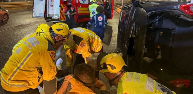 Carro capota sob ponte em Florianópolis e motorista é resgatado pelo porta-malas após operação complexa