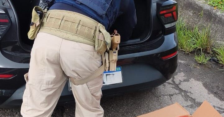 PRF apreende mais de 100 kg de maconha e prende dois homens na BR-101 em Itapema