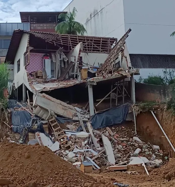 Parte de casa desaba em Blumenau após erro de execução em obra vizinha
