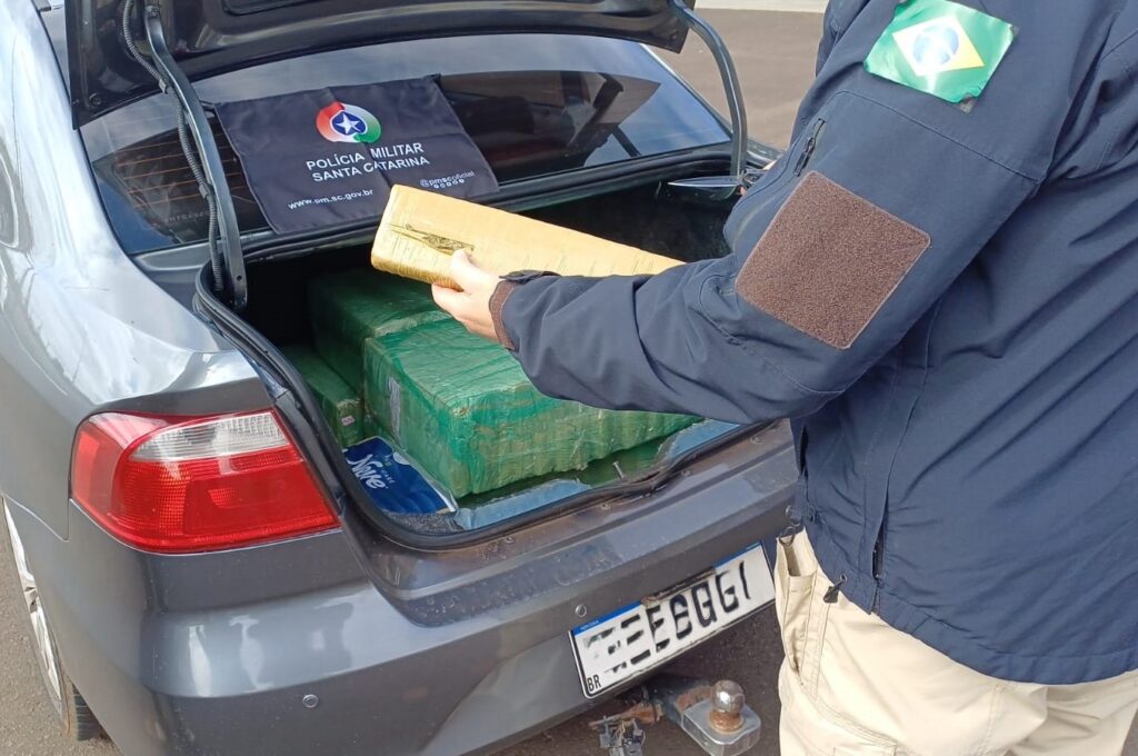 PRF intercepta comboio com 360 quilos de maconha e prende quatro envolvidos em SC