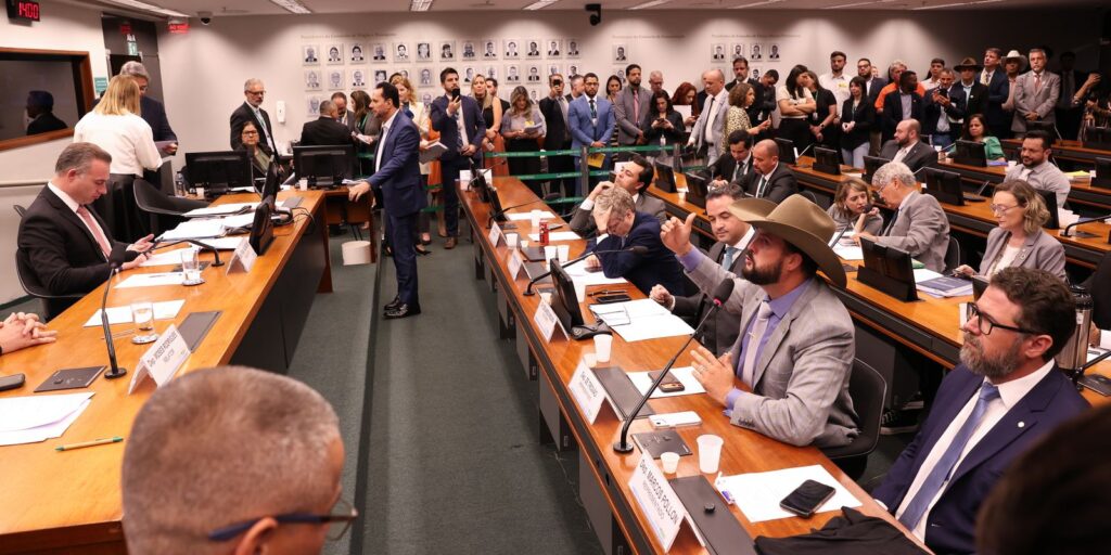 Conselho de Ética suspende três deputados por atuação em protesto no plenário