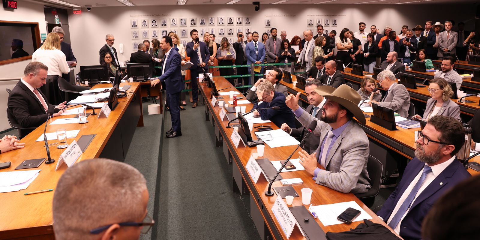 Conselho de Ética suspende três deputados por atuação em protesto no plenário