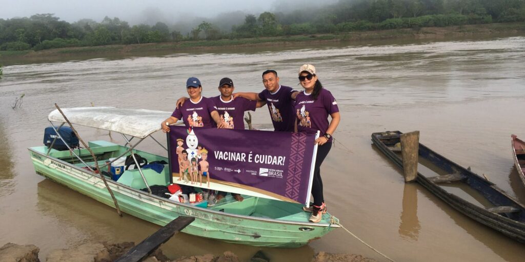 De barco, quadriciclo e até helicóptero: a corrida do SUS para levar vacinas a aldeias isoladas da Amazônia