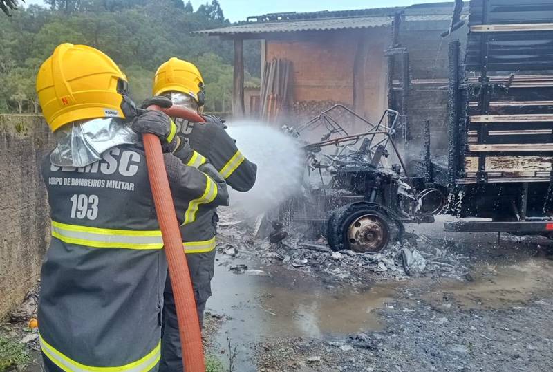 Caminhão é totalmente destruído por incêndio no interior de Monte Castelo