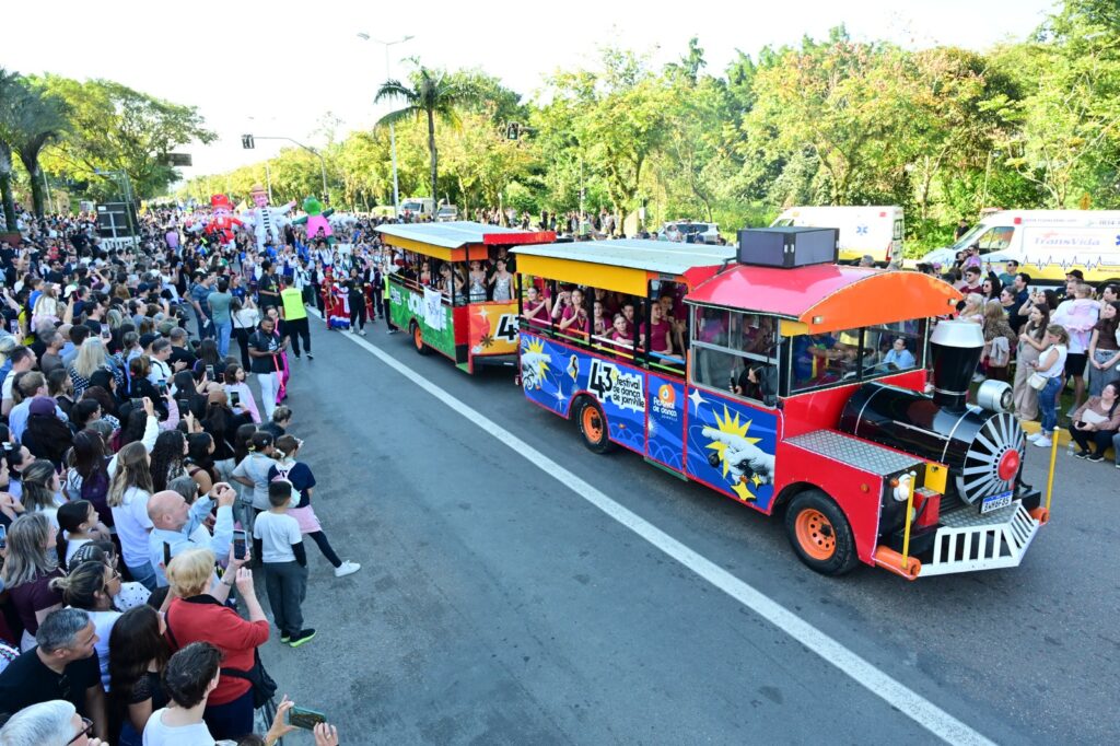 Com recorde de público, Dance Parade leva dança e emoção para a avenida no Festival de Joinville