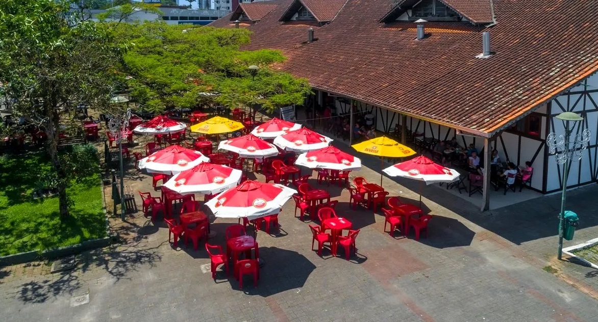 Dia do Flashback promete reviver sucessos dos anos 70, 80, 90 e 2000 no Mercado Municipal de Joinville