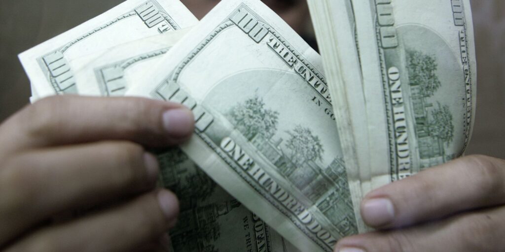 Dólar fecha estável, mas acumula queda de 1,82% em julho
