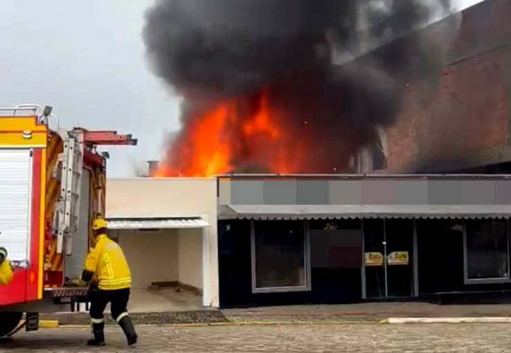 Incêndio destrói edificação comercial e residencial em Irineópolis