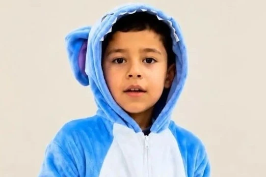 Menino de 10 anos morre atingido por trave de futebol em praça em obras em SC