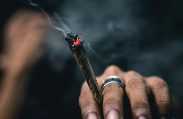PM flagra posse de drogas em duas ações distintas em Canoinhas