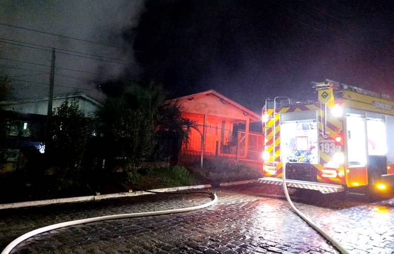 Bombeiros resgatam morador durante incêndio em residência em Major Vieira