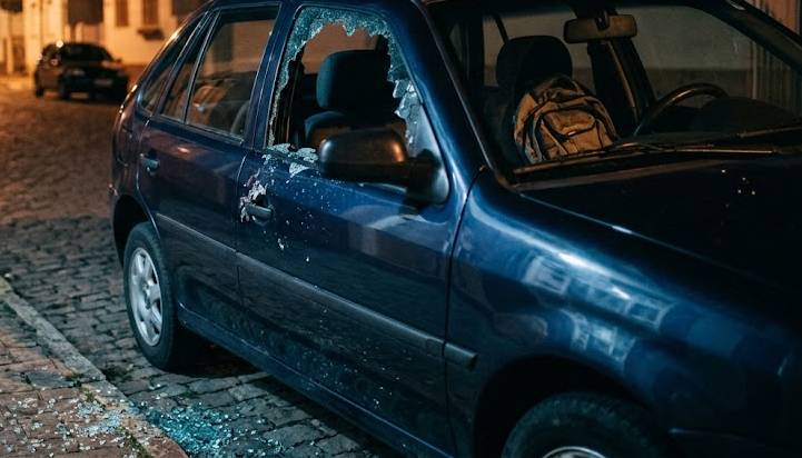 Carro é arrombado no Centro de Canoinhas e tem som e pertences furtados