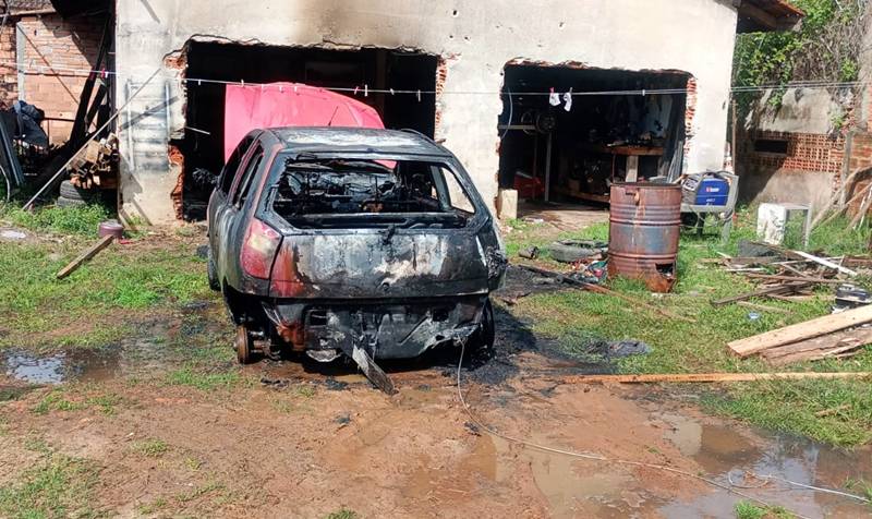Carro pega fogo durante conserto em oficina em Porto União