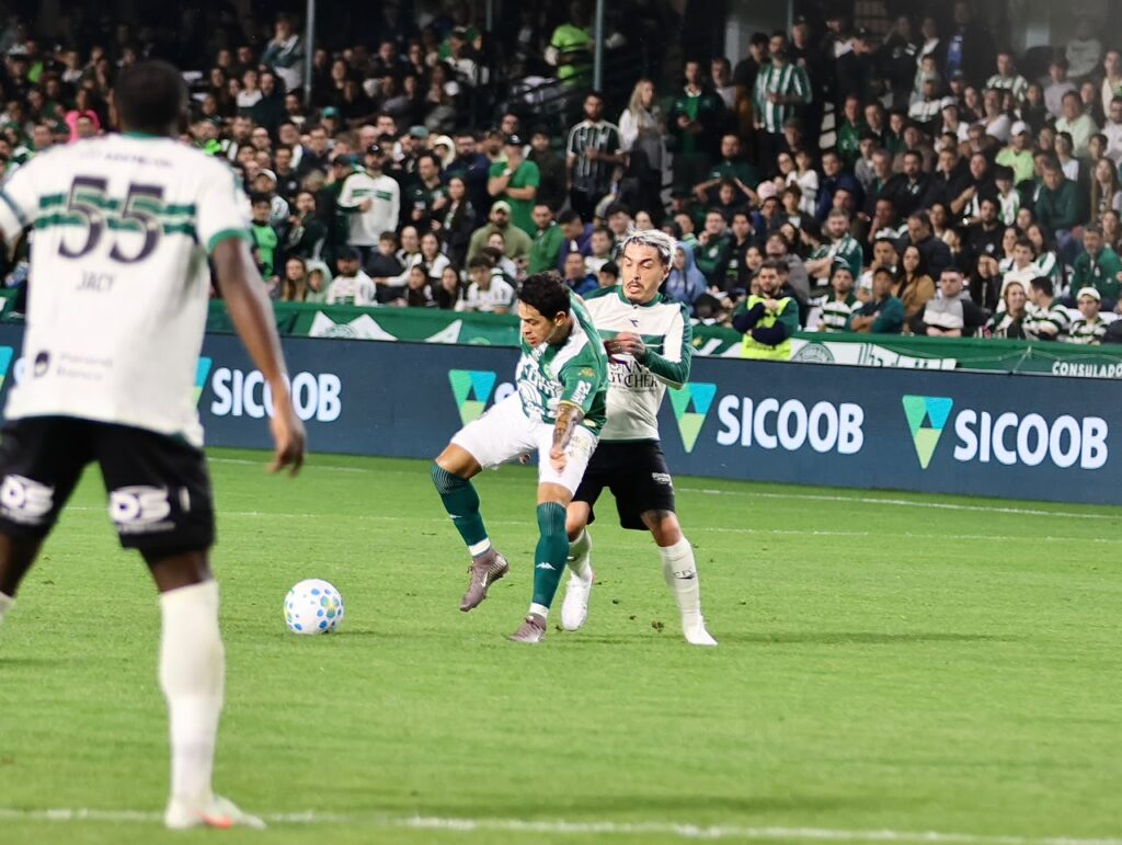 Chapecoense sofre revés diante do Coritiba no Brasileirão