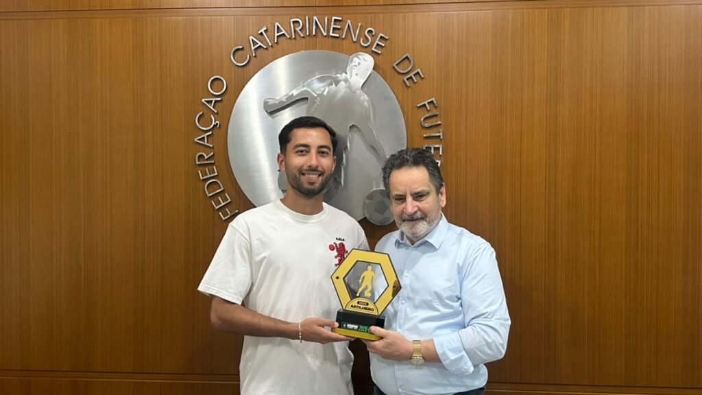 Lucas Evaristo recebe o troféu de artilheiro do Catarinense Sicoob Série B
