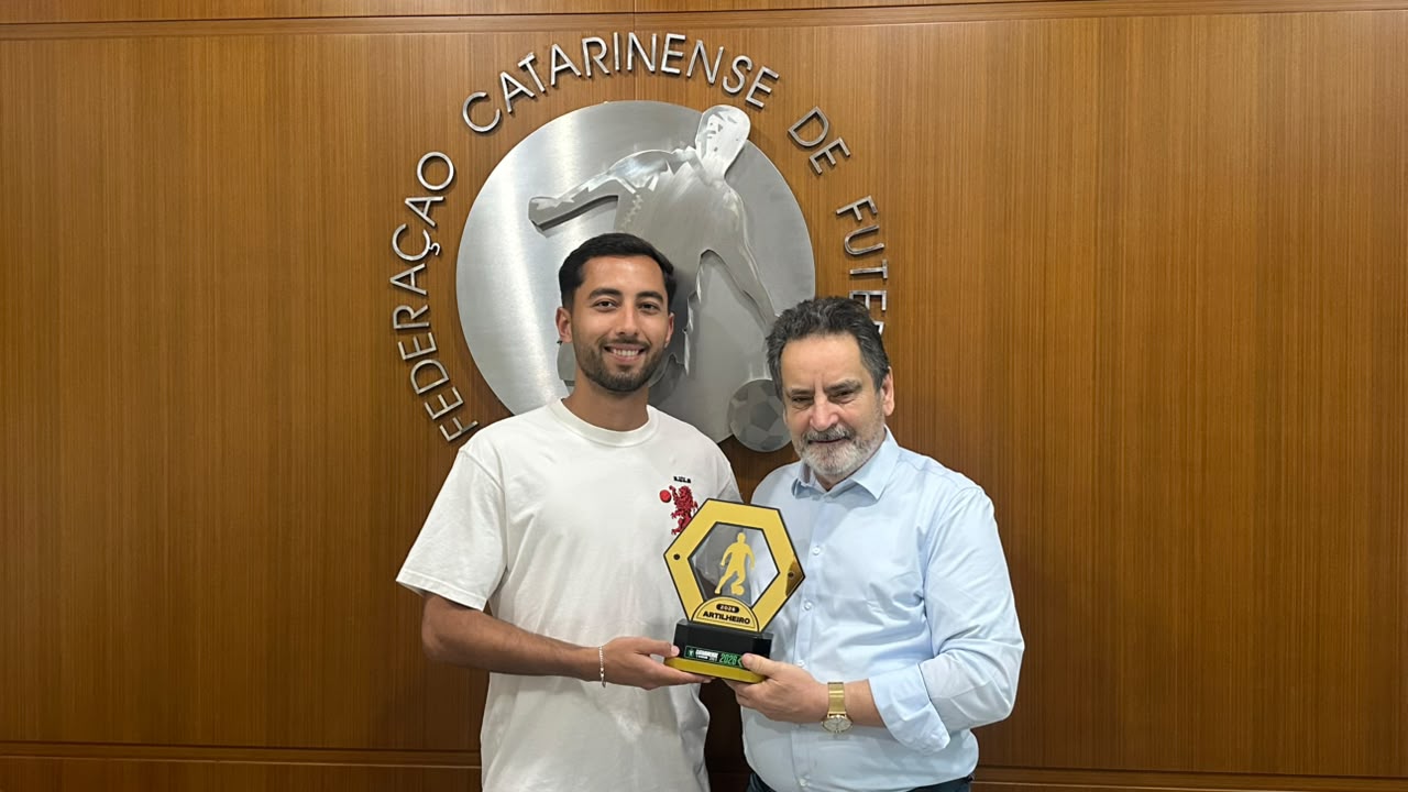 Lucas Evaristo recebe o troféu de artilheiro do Catarinense Sicoob Série B