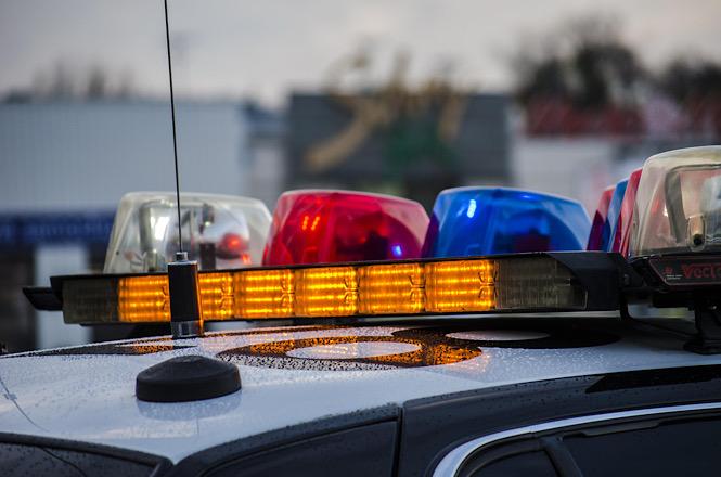 Motociclista sem capacete foge da PM na contramão, cai de moto e recusa bafômetro