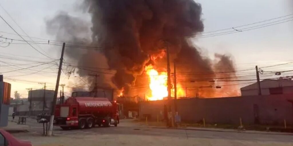 Prefeitura interdita entorno de fábrica atingida por incêndio em SP