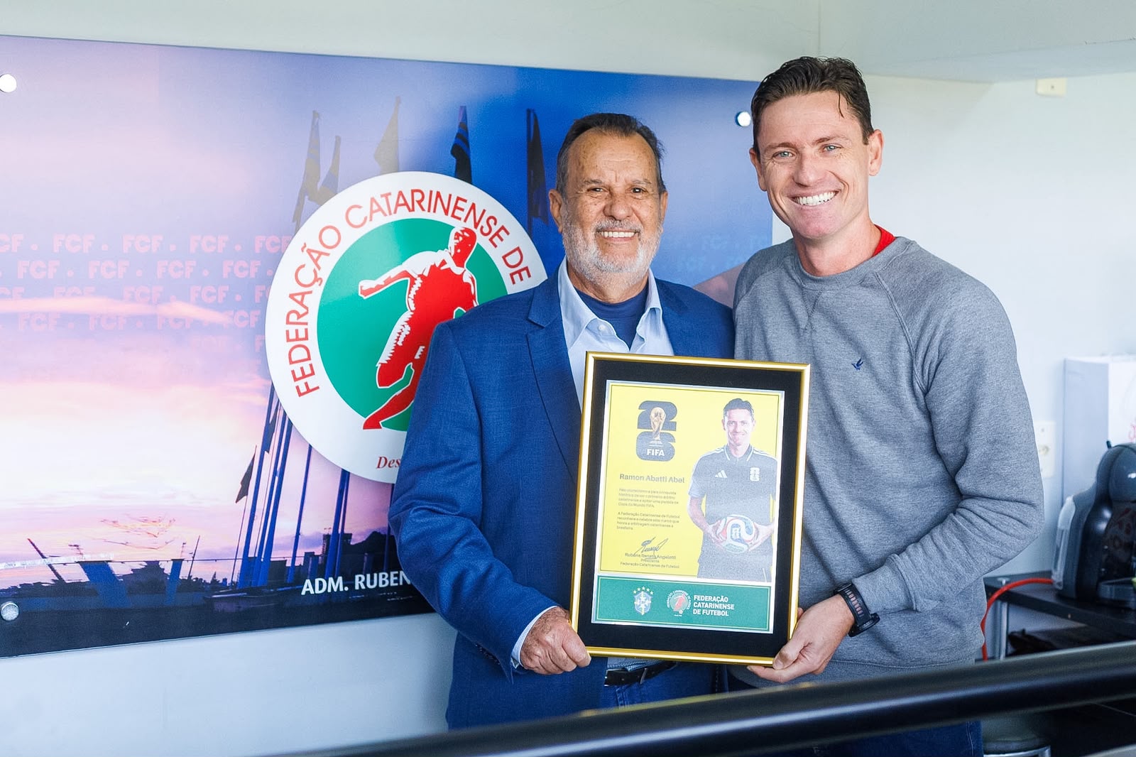Ramon Abatti Abel recebe homenagem da FCF