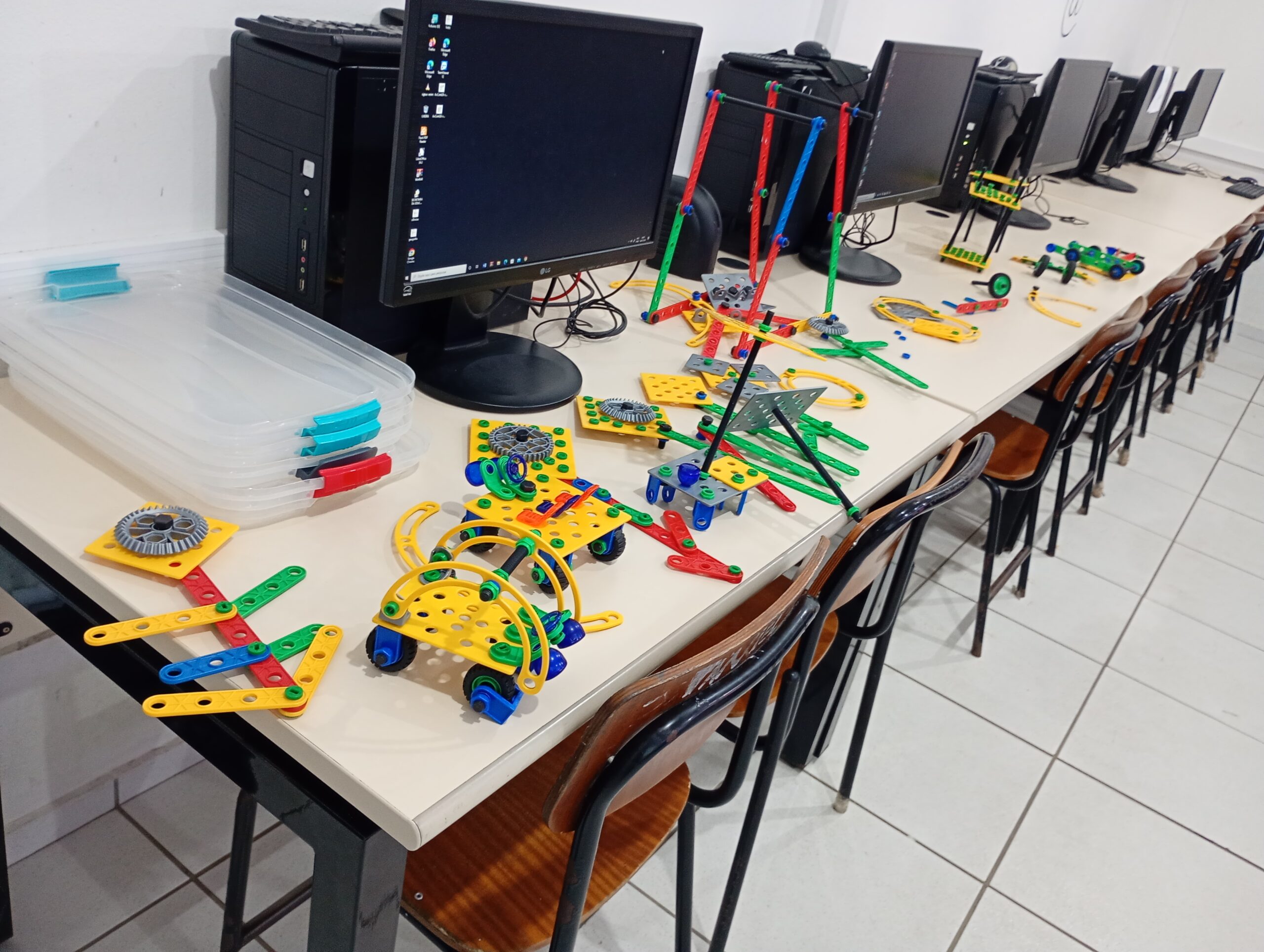 Robótica ganha espaço nas salas de aula do CEM Santa Terezinha