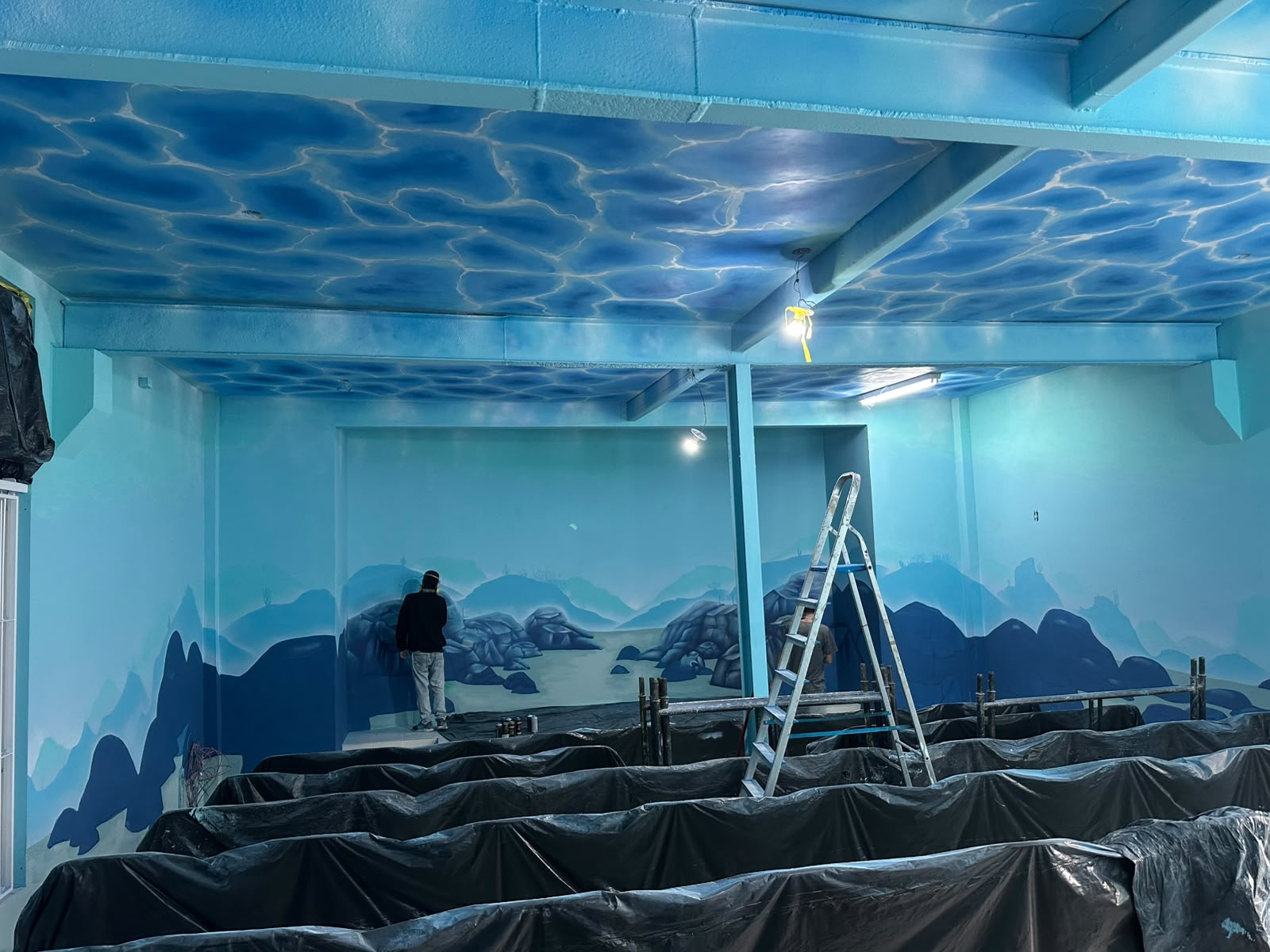 Auditório da CME Ambiental Escola do Mar, de São José, ganha pintura imersiva inspirada na fauna marinha