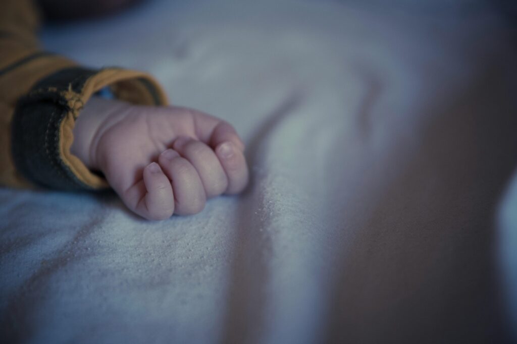 Bebê de um mês é encontrado morto dentro de casa em Joinville