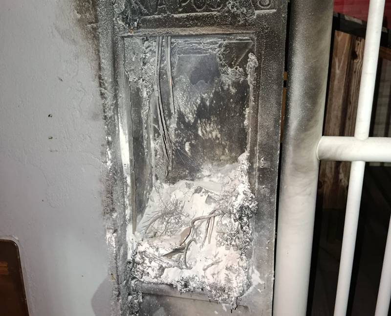 Carro elétrico na tomada causa princípio de incêndio em caixa de luz de residência em SC
