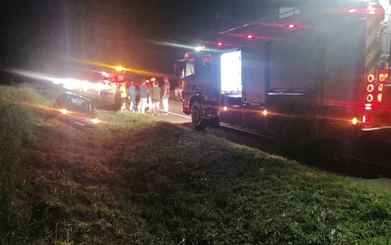 Carro tomba em estrada rural de Irineópolis; três ocupantes saem ilesos
